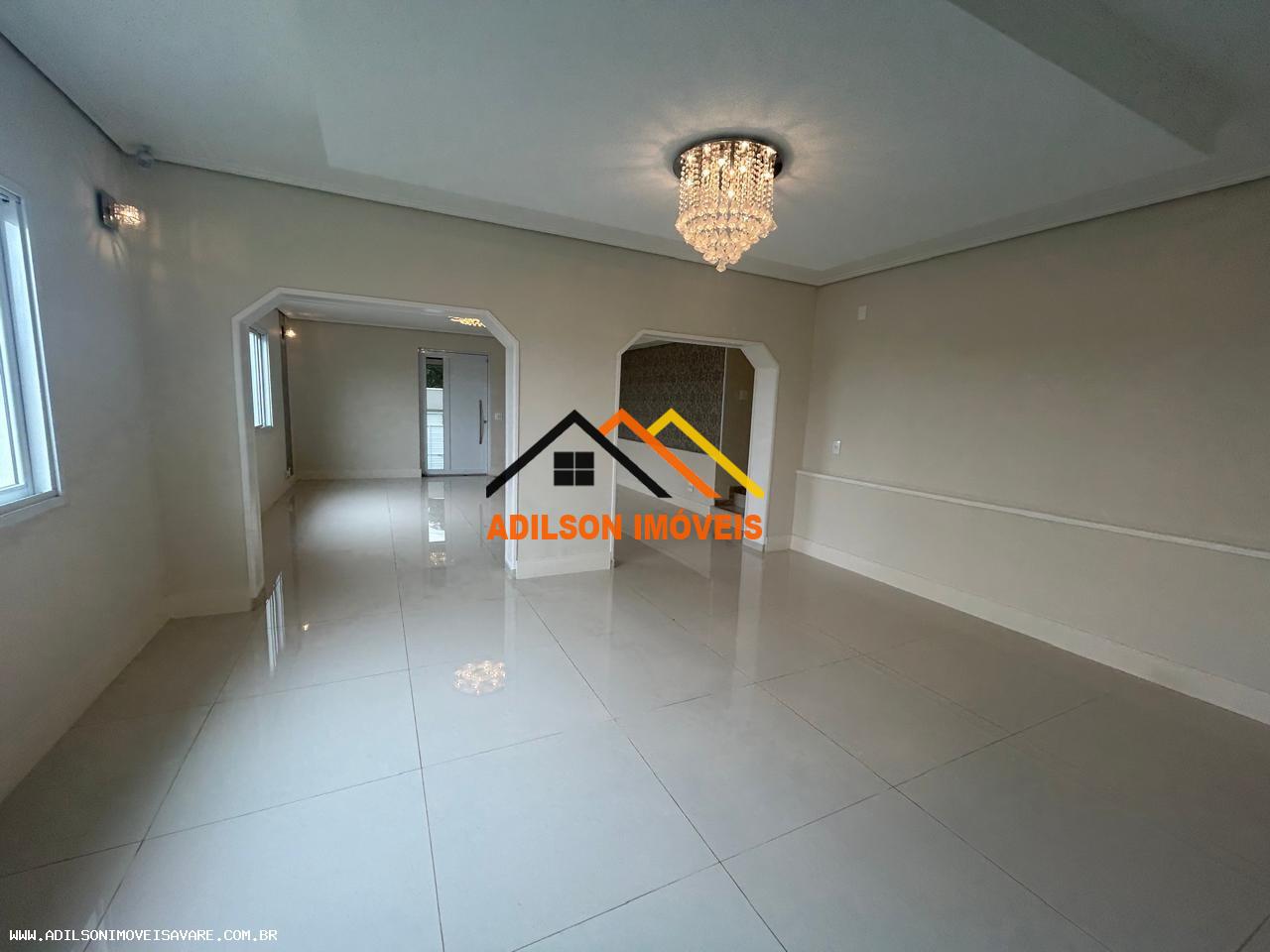 Casa à venda com 3 quartos, 211m² - Foto 2