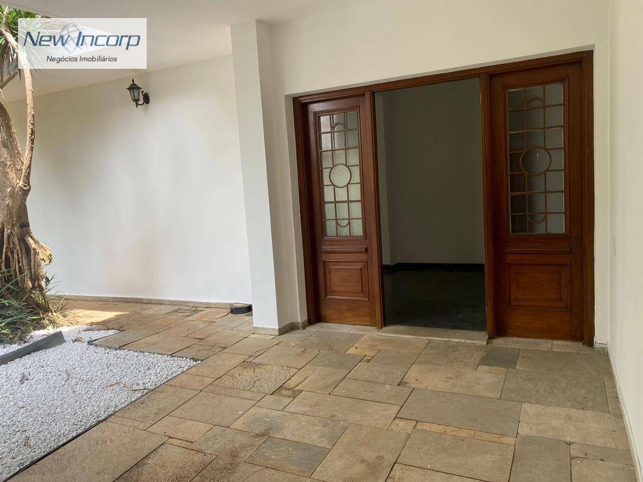 Casa à venda e aluguel com 4 quartos, 450m² - Foto 1