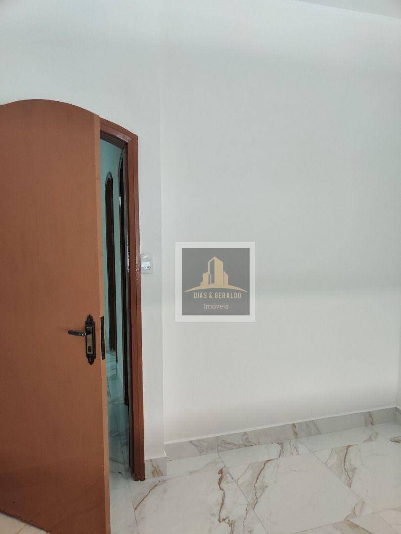 Casa para alugar com 4 quartos, 170m² - Foto 13